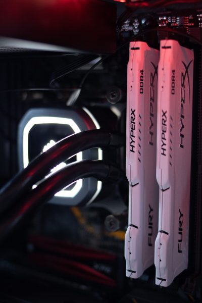 modulos-ram-hyperx-fury-ddr4-iluminacion Módulos de memoria RAM HyperX Fury DDR4 con iluminación RGB, ordenador, placa base, primer plano.